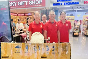 HLV Mai Công Hiếu và học trò đội xe đạp trẻ lên đường tới Trung Quốc tập huấn. Ảnh: MAI CÔNG