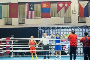 Ngô Ngọc Linh Chi (xanh) là gương mặt sẽ thi đấu giải vô địch trẻ, vô địch U22 năm 2025 cho đội boxing trẻ Việt Nam. Ảnh: ĐÀM CÔNG