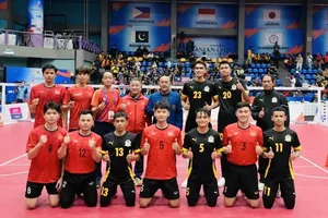 Đội cầu mây Việt Nam chụp ảnh lưu niệm cùng đội Malaysia tại trận bán kết giải đấu. Ảnh: MALAYSIAST