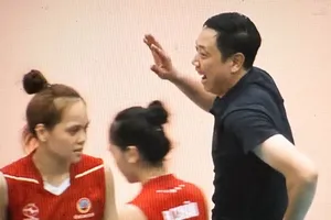 HLV Nguyễn Trọng Linh và cầu thủ trẻ Binh chủng Thông tin đã vô địch giải trẻ quốc gia năm 2025. Ảnh: VFV