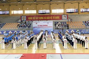 VĐV đấu kiếm cả nước tham dự giải vô địch trẻ quốc gia 2025. Ảnh: MINH MINH