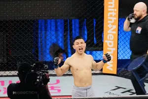 Võ sỹ Nghiêm Văn Ý đã chiến thắng để là VĐV Việt Nam đầu tiên vào bán kết giải Road to UFC 2025. Ảnh: UFC