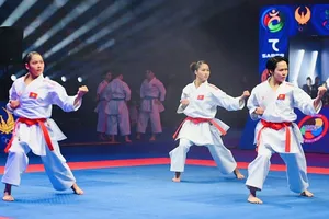 Đội kata nữ của tuyển karate Việt Nam thi đấu tại trận chung kết và giành HCV. Ảnh: AKF