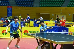 Cặp tay vợt của TPHCM giành HCV nội dung đôi nam nữ tại giải đấu năm nay. Ảnh: DUY LINH