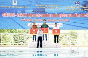 Chủ tịch Hiệp hội thể thao dưới nước Việt Nam - ông Phạm Hồng Lĩnh trao cờ nhất đoàn cho các đơn vị tham dự giải tại Tiền Giang. Ảnh: VASA