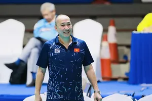 HLV Nguyễn Tuấn Kiệt đang thận trọng chuẩn bị chuyên môn cho đội tuyển bóng chuyền nữ Việt Nam. Ảnh: DŨNG PHƯƠNG