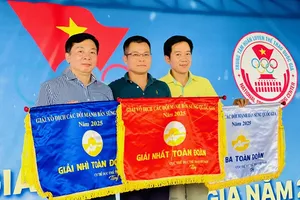 Các đơn vị dẫn đầu kết quả thi đấu tại giải năm nay đã được nhận cờ lưu niệm. Ảnh: MINH MINH
