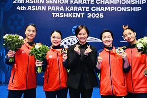 HLV Đỗ Thị Thu Hà (giữa) và tuyển thủ kata nữ của đội karate Việt Nam đã giành HCV châu Á 2025. Ảnh: AKF
