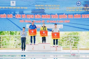 Ban tổ chức đã trao cờ lưu niệm cho các đoàn dẫn đầu tại lễ bế mạc giải. Ảnh: NGUYỄN NGỌC