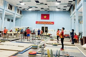 VĐV cử tạ trẻ tập luyện với sự khổ luyện để có thành công trong tương lai. Ảnh: MINH MINH