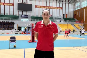 HLV Nguyễn Tuấn Kiệt đang tích cực chuẩn bị chuyên môn cho cầu thủ trước khi bước vào thi đấu chính thức. Ảnh: MINH MINH