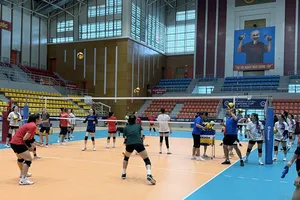 Tuyển thủ đội tuyển bóng chuyền nữ Việt Nam đang tập tại Đông Anh (Hà Nội). Ảnh: MINH MINH