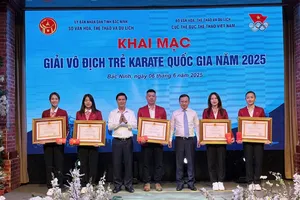 Các tuyển thủ karate Việt Nam được khen tặng Huân chương Lao động hạng Nhì. Ảnh: MINH MINH