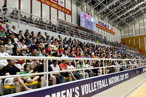 Người hâm mộ luôn ngồi kín khán đài cổ vũ thầy trò HLV Nguyễn Tuấn Kiệt thi đấu. Ảnh: MINH MINH