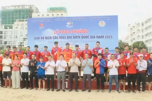 Ban tổ chức trao thưởng cho các đội giành thành tích cao tại giải. Ảnh: CAUMAYVN