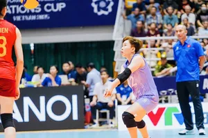 HLV Nguyễn Tuấn Kiệt và ban huấn luyện vẫn tiếp tục thực hiện điều chỉnh chuyên môn cho đội tuyển bóng chuyền nữ Việt Nam. Ảnh: VCT