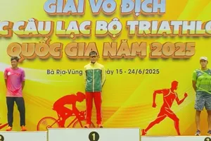 VĐV của triathlon TPHCM giành được tấm HCV đầu tiên tại giải. Ảnh: MINH MINH