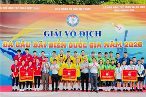 Các đội đạt kết quả cao đã nhận cờ lưu niệm của ban tổ chức. Ảnh: ĐÀO THÁI