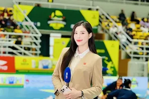 Cựu cầu thủ Đặng Thu Huyền đã xuất hiện nhiều trong vai trò MC thể thao lúc này. Ảnh: Đ.T.HUYỀN