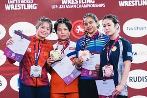 Mỹ Linh (ngoài cùng bên trái) đã giành HCB tại giải trẻ châu Á trên sân nhà. Ảnh: UWW