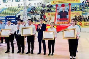 Trần Thị Ánh Tuyết (ngoài cùng bên phải) nhận Huân chương Lao động hạng Nhất trong ngày khai mạc giải muay vô địch châu Á 2025.