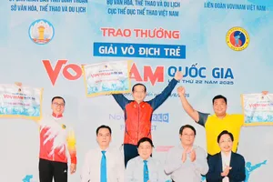 Các đội có kết quả cao nhất nhận cờ lưu niệm của ban tổ chức. Ảnh: VOVINAMVN