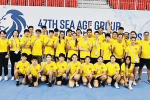 Đội bơi trẻ Việt Nam đang thi đấu với phong độ tốt tại Singapore và giành được 15 HCV. Ảnh: LÊ THANH