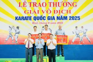 Ban tổ chức trao cờ toàn đoàn cho các đơn vị đạt thành tích cao ở giải vô địch quốc gia 2025. Ảnh: KARATEVN