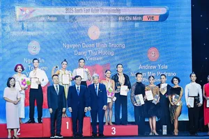 VĐV Phan Hiển, Thu Hương giành HCV cho đội dancesports Việt Nam trong giải đấu. Ảnh: KTA