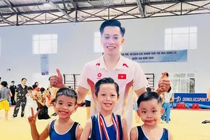 HLV Trần Thanh Tùng và các VĐV trẻ của TDDC TPHCM thi đấu tại giải. Ảnh: TH.TÙNG