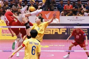 Đội cầu mây nữ Việt Nam (áo vàng) đã thi đấu cố gắng trước đội Thái Lan nhưng chưa thể áp đảo. Ảnh: LÊ THANH