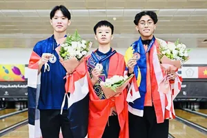 Tấn Đạt (giữa) đã giành HCV tại giải bowling thiếu niên, trẻ châu Á 2025. Ảnh: KIM HÀ