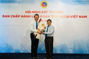 Võ sư Trần Văn Mỹ đã nhận chúc mừng từ cựu Chủ tịch Mai Hữu Tín khi được bầu là tân Chủ tịch Liên đoàn vovinam Việt Nam. Ảnh: VOVINAMVN