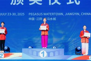 Tuyển thủ Chu Tuệ Anh (1) đã giành HCV cho đội wushu trẻ Việt Nam tại giải đấu. Ảnh: MINH MINH