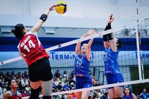 Đội tuyển bóng chuyền nữ Việt Nam (áo xanh) hóa giải nhiều pha tấn công của cầu thủ Philippines trong trận. Ảnh: SEAVLEAGUE