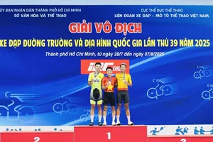 Tuấn Vũ (phải) đã giành HCĐ cho xe đạp TPHCM tại ngày tranh tài cuối nội dung đường trường của giải quốc gia 2025. Ảnh: XEDAPONLINE