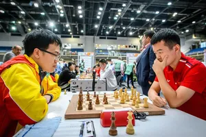 Lê Quang Liêm (trái) sẽ dự World Cup 2025 tổ chức ở Ấn Độ. Ảnh: FIDE