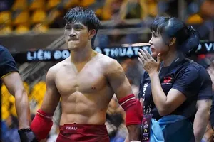 Nguyễn Trần Duy Nhất có suất vào bán kết tại World Games 2025 khi vượt qua võ sĩ chủ nhà. Ảnh: VMMAF