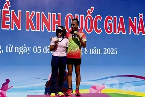 Thanh Phúc và Thành Ngưng giành HCV nội dung đi bộ 20km trong sáng thi đấu 11-8. Ảnh: MINH MINH