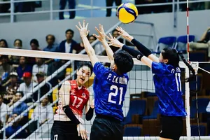 Đội bóng chuyền nữ Binh chủng Thông tin (áo đỏ) vinh dự được nhận Huân chương Lao động hạng Nhì. Ảnh: DŨNG PHƯƠNG