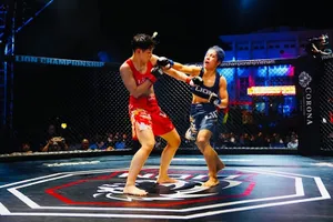 Quỳnh Hoa (đỏ) đã thắng Lò Thị Phung để giành đai vô địch hạng cân 52kg nữ. Ảnh: VMMAF