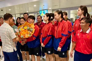 Thành viên đội tuyển bóng chuyền nữ trẻ U21 Việt Nam được chào đón khi về nước. Ảnh: MINH MINH