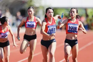 VĐV tiếp sức thi đấu hết khả năng chuyên môn. Ảnh: HOÀNG TÙNG