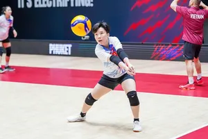 Libero Khánh Đang và các đồng đội tập luyện tích cực ngay khi có mặt tại Phuket (Thái Lan). Ảnh: VFV