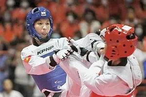 Võ sĩ Trương Thị Kim Tuyền (xanh) giành có thêm ngôi vô địch giải Đông Nam Á trên sân nhà. Ảnh: CỤC TDTTVN