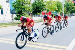 Các cua-rơ trẻ đã thi đấu nội dung đường trường tại phường Hòa Bình (Phú Thọ). Ảnh: CYCLINGNEWS