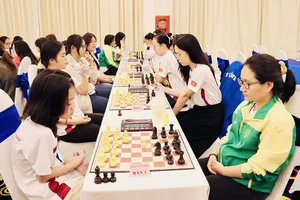 Các kỳ thủ đang tranh tài tại giải đấu. Ảnh: MINH MINH