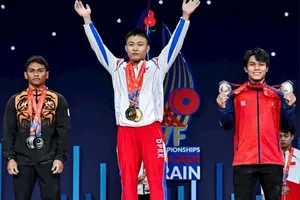 Nguyễn Trần Anh Tuấn (phải) là lực sĩ gần nhất của Việt Nam đã giành huy chương tại giải cử tạ thế giới năm 2024. Ảnh: IWF