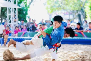 Các VĐV Việt Nam được cơ hội cọ xát, nâng cao trình độ đối với môn kurash bãi biển. Ảnh: NGUYỄN HỮU 