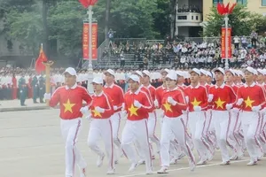 Nguyễn Thị Ngoan được tham gia làm nhiệm vụ tại khối rước đuốc. Ảnh: TTXVN